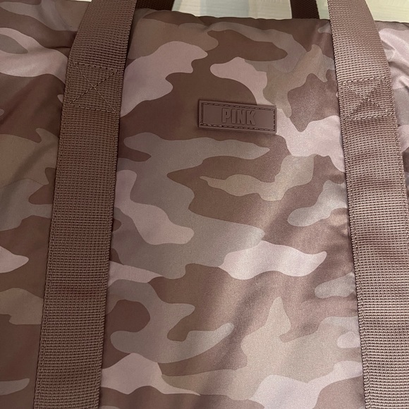 NEW! VICTORIA’S SECRET PINK CAMO duffel bag carryon trendy country cute - Picture 6 of 7